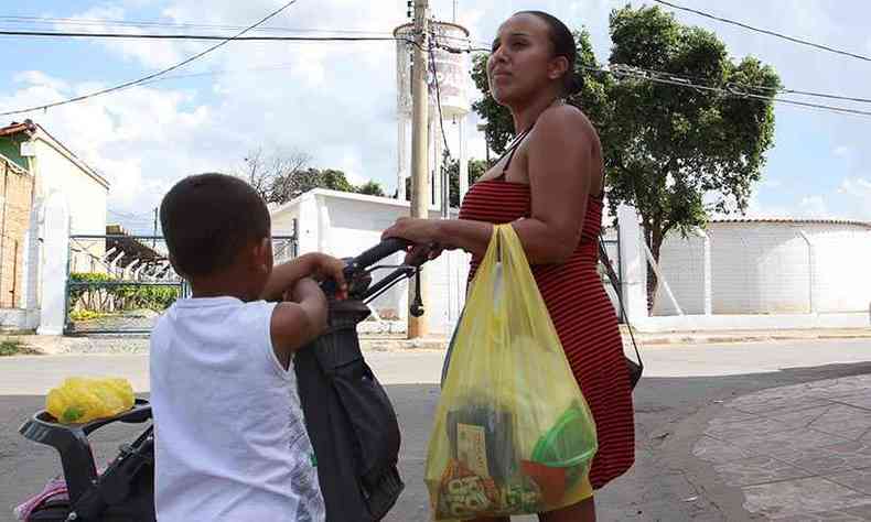 Mariane Diaz, moradora de Paraopeba, critica qualidade da gua fornecida no municpio, que fica ha130 quilmetros de Brumadinho(foto: Edsio Ferreira/EM/D.A Press)