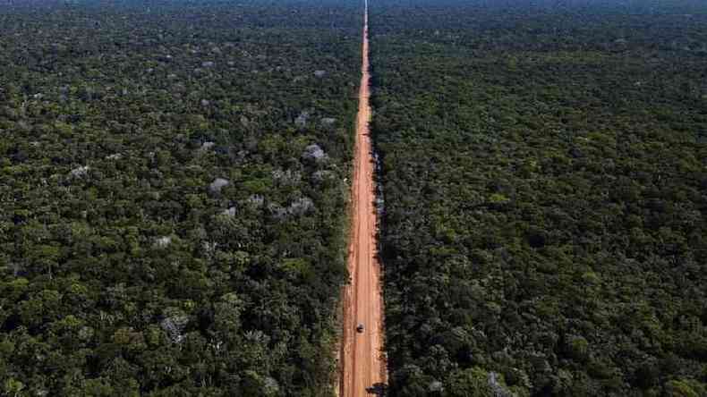 A estrada BR-319 hoje em dia vista do alto %u2014 um rasgo no meio da floresta