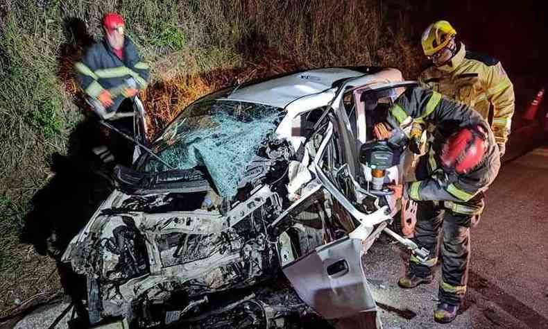Carros que se envolveram no mais grave acidente do fim de semana ficaram destrudos. Desastre com mltiplas mortes em Ouro Preto exps irregularidades entre motoristas e veculos
