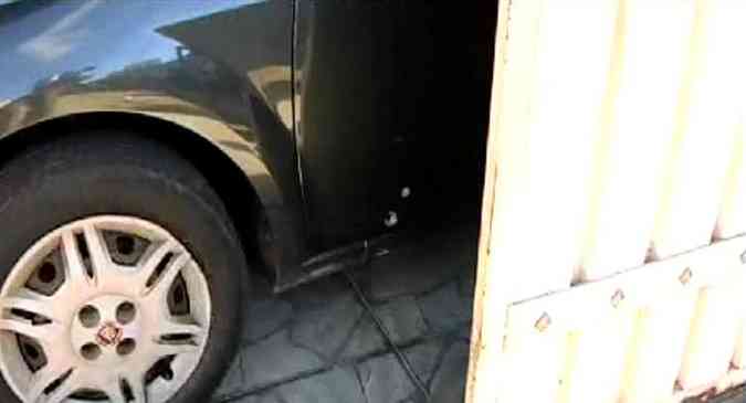 Carro que estava em garagem de casa foi atingido por dois tiros(foto: REproduo/TV Alterosa)