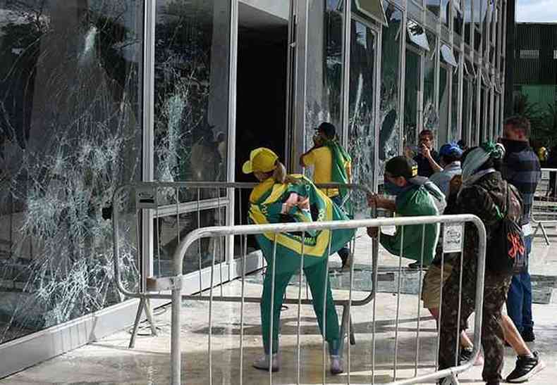 Apoiadores do ex-presidente brasileiro Jair Bolsonaro destroem janela do plenrio do STF