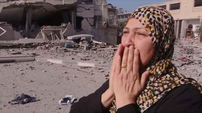 Muitos moradores do local ficaram desabrigados(foto: BBC) mulher palestina chorando