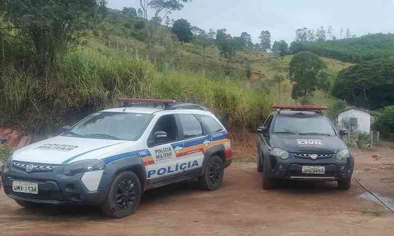 Viaturas das polcias Civil e Militar paradas em estrada da zona rural 