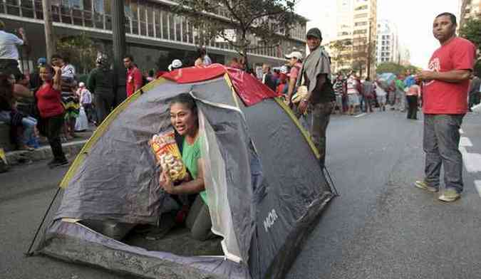 Manifestante do MTST monta barraca no meio da rua em frente  cmara de vereadores(foto: REUTERS/Chico Ferreira)