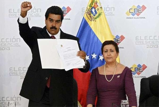 Presidente eleito e herdeiro de Chávez, Maduro exibe documento do Conselho Nacional Eleitoral(foto: JUAN BARRETO / AFP) Presidente eleito e herdeiro de Chávez, Maduro exibe documento do Conselho Nacional Eleitoral(foto: JUAN BARRETO / AFP)