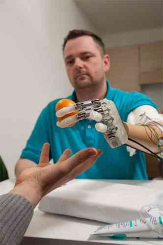 O sistema transforma em corrente eltrica as informaes emitidas quando o paciente manipula um objeto(foto: AFP PHOTO )