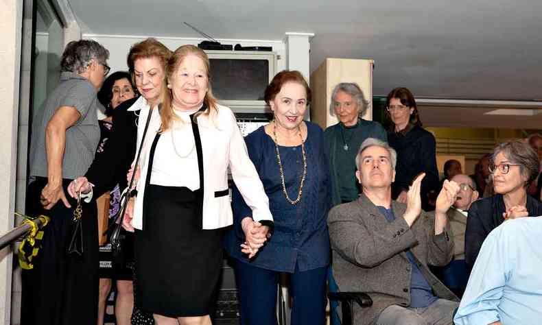 Maria Estela Kubitschek  conduzida ao auditrio da Academia Mineira de Letras por Letcia Nelson de Sena, Marlia Salgado, Vera Pinheiro e Virgnia Alkmim 
