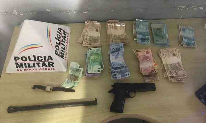 Foram recuperados mais de R$ 6 mil, alm de um relgio, a arma falsa usada para render a vtima e um p-de-cabra(foto: Polcia Militar/Divulgao)