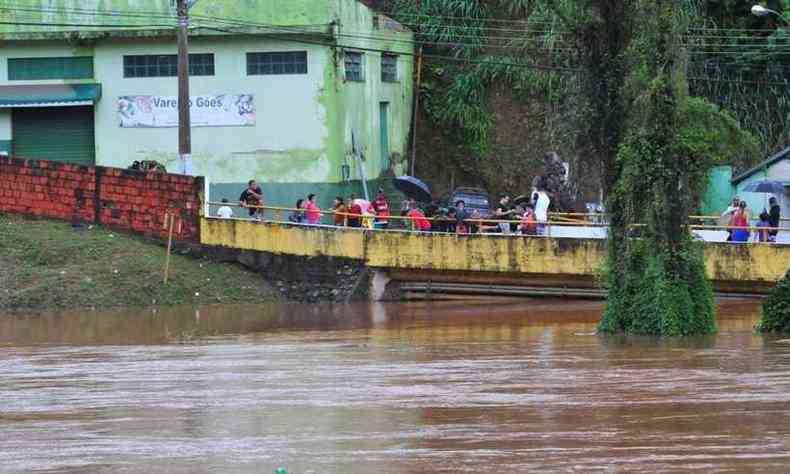 Ponte foi liberada para pedestres(foto: Gladyston Rodrigues/EM/D.A. Press)