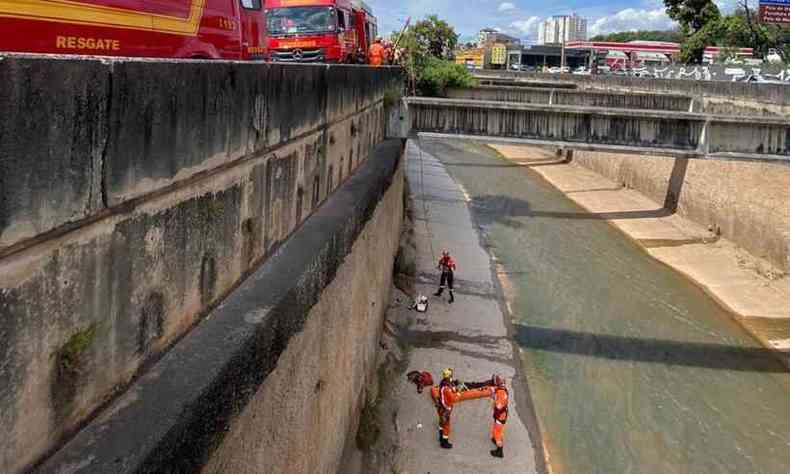 Homem sendo resgatado aps cair no Rio Arrudas