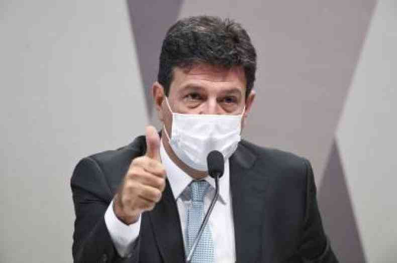 O ex-ministro da Sade Luiz Henrique Mandetta (DEM) faz sinal com positivo com uma das mos