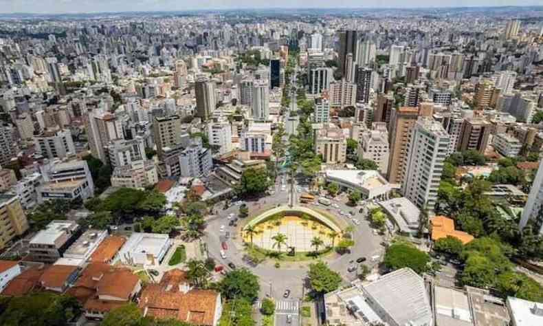 Vista de Belo Horizonte; em primeiro plano, a Praça da Bandeira