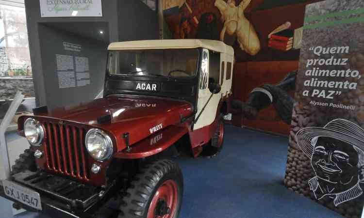 Jeep Willys fabricado em 1951 d as boas-vindas na entrada do museu. Foi o primeiro usado pela Emater para circular por Minas