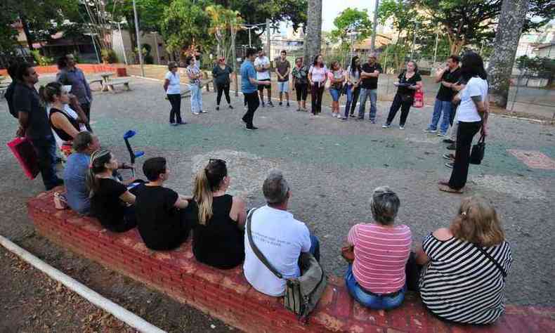 Aps o avio cair no Bairro Caiara, moradores se renem e criam comisso (foto: Gladyston Rodrigues/EM/D.APress)