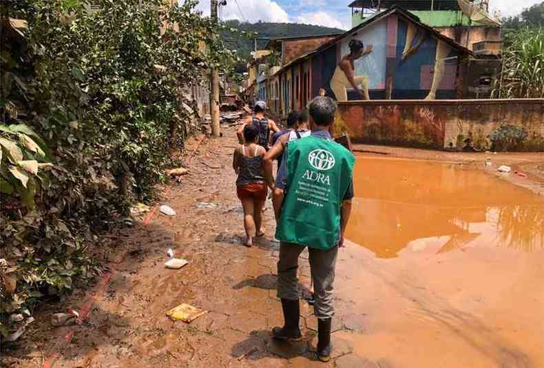 Voluntrios visitam famlias atingidas pela chuva em Raposos(foto: ADRA/Divulgao )