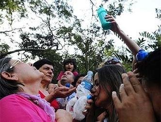 Fi�is de aglomeram para pegar gotas de galho congelado(foto: Daniel Ferreira/CB/D.A Press)