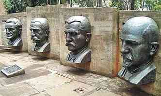 Esculturas feitas em homenagem aos quatro principais envolvidos na fundação de BH(foto: Fernando Góes/Divulgação)