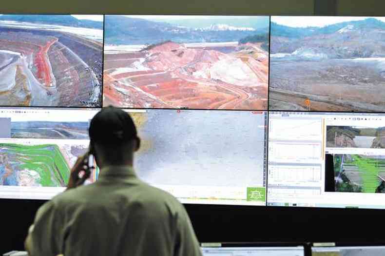 Equipamentos de controle de ltima gerao fazem parte do sistema de monitoramento da barragem(foto: Leandro Couri/EM/D.A Press)