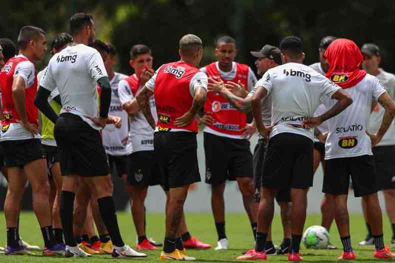 A caminho do jogo do Brasileiro com o Sport, Sampaoli comandou mais um treino: jogadores no entram na polmica sobre possvel resciso(foto: PEDRO SOUZA/ATLTICO)