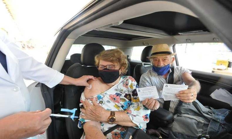 David Mizrahy, de 87 anos, ao lado de sua esposa, Elda Mizrahy, de 88 anos(foto: Gladyston Rodrigues/EM/D.A Press) David Mizrahy, de 87 anos, ao lado de sua esposa, Elda Mizrahy, de 88 anos