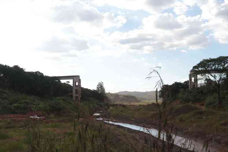 Lama da barragem arrancou pontilho e causou estragos em Brumadinho(foto: Luiza Rocha/Esp. EM)
