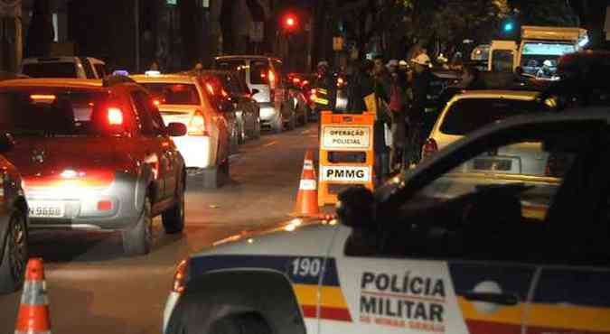 Em 30 minutos de operao nesta 6, dois motoristas foram flagrados bbados na Regio Centro-Sul (foto: Marcos Vieira/EM/DA Press)