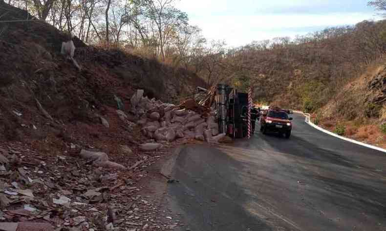 Descida da serra onde o caminho perdeu o controle e tombou (foto: CBMMG/Divulgao)