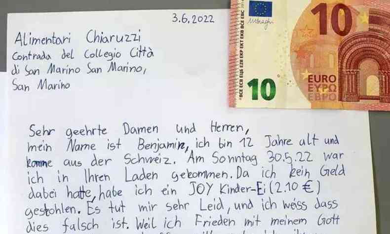 Carta de menino pedindo desculpas por furtar kinder ovo na Itlia. Junto a carta, uma nota de 10 euros 