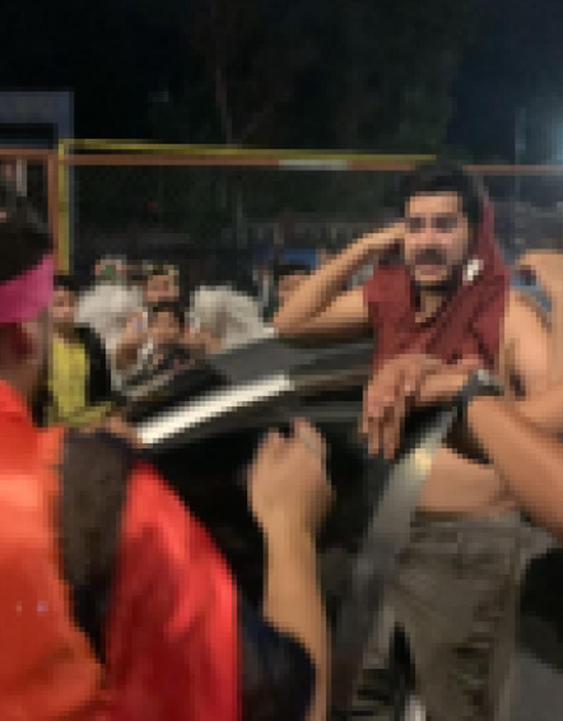 Foto do homem sendo contido por participantes