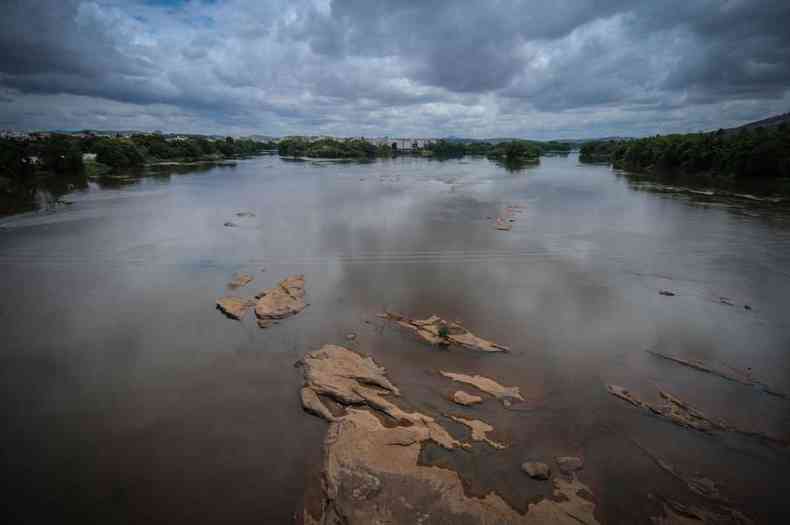 Rio Doce, perto do pico do Ibituruna, atingido pela lama de rejeitos da barragem de Fundo, da mineradora Samarco(foto: Leandro Couri/EM/D.A Press)
