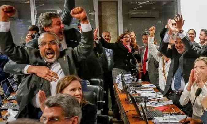 Senadores de oposio comemoram derrota do relatrio na comisso(foto: Roberto Stuckert Filho/Agncia PT)