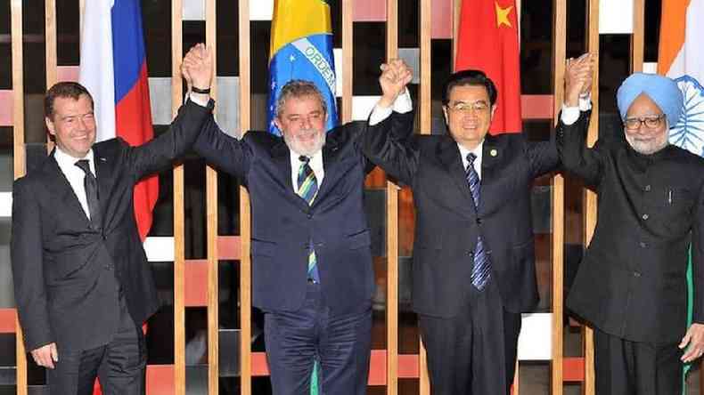 Lula em 2009 com lderes dos BRICS