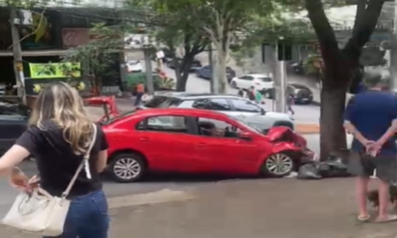 Carro bateu em rvore na Avenida Mrio Werneck. Homem e mulher observam o acidente
