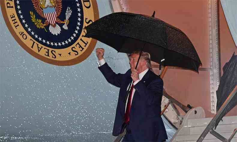 O presidente dos EUA, Donald Trump, chega ao Aeroporto Internacional de Palm Beach, em West Palm Beach, Flrida, nessa sexta-feira(foto: AFP / Nicholas Kamm)