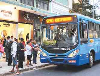 Mais de 1 milho de passageiros devem ser afetados pelo reajuste de 5,66% nas tarifas de nibus(foto: TLIO SANTOS/EM/D.A - 21/8/12)