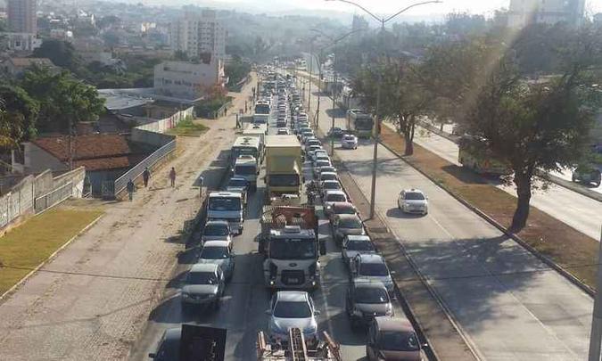 Fila na Avenida Pedro I ultrapassou os viadutos Monte Castelo e Montese e chegou até o Viaduto João Samaha(foto: Paulo Filgueiras/EM/D.A PRESS) Fila na Avenida Pedro I ultrapassou os viadutos Monte Castelo e Montese e chegou até o Viaduto João Samaha(foto: Paulo Filgueiras/EM/D.A PRESS)