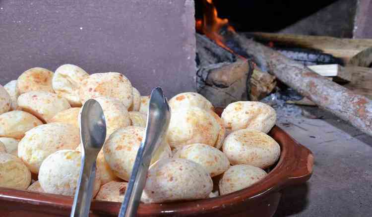 Po de queijo em uma cesta 