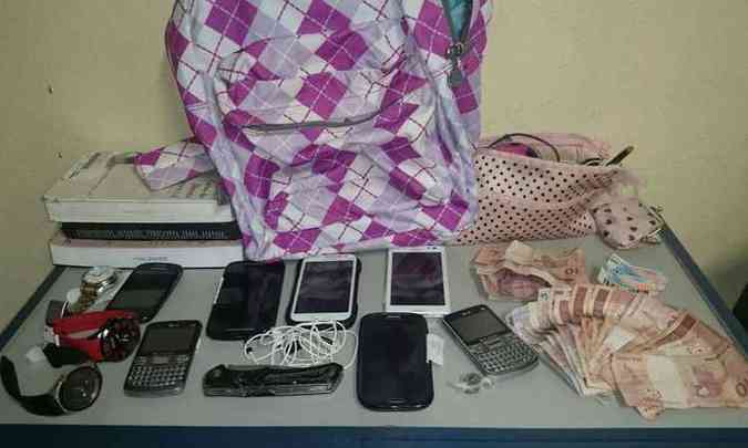 Dentre os objetos apreendidos com os assaltantes, alguns tinham sido roubados em outros crimes(foto: Polcia Militar/Divulgao)