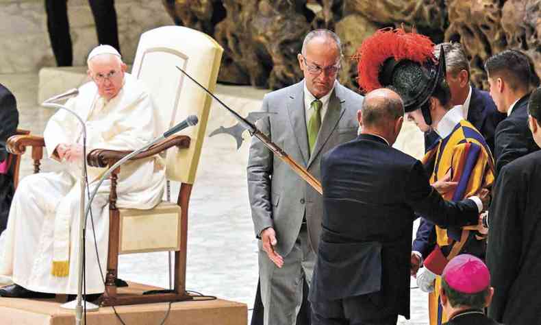 Guarda suo passa mal no Vaticano, na presena do papa Francisco