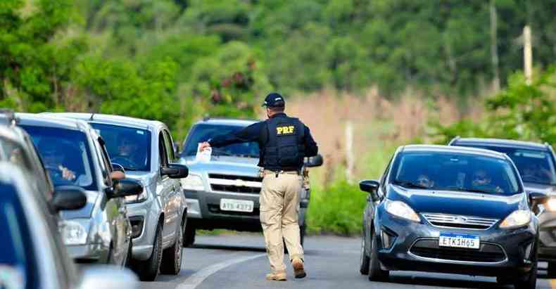 Agente da polcia rodoviria atua em trecho da BR-381: oito motoristas foram multados em sequncia por trafegar no acostamento(foto: Tlio Santos/EM/D.A Press)