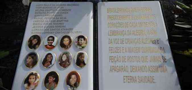 Os restos mortais das crianas vtimas de massacre em escola de Realengo, em 2011, ganham jazigo perptuo no Cemitrio jardim da Saudade, Sulacap, zona oeste do Rio de Janeiro.(foto: Tomaz Silva)