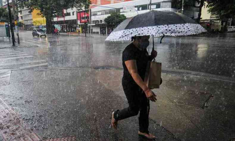 Chove forte nesta tarde em BH (foto: Leandro Couri/EM/DA Press)