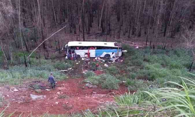 Veculo clandestino caiu em ribanceira de 20 metros em estrada de Minas Gerais(foto: PRF/Divulgao)