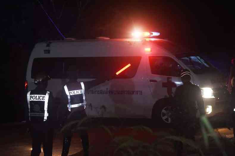 Ambulncias e helicpteros foram usados no resgate dos meninos, que tambm contou com o suporte de mergulhadores profissionais e especialistas em cavernas(foto: LILLIAN SUWANRUMPHA/AFP)