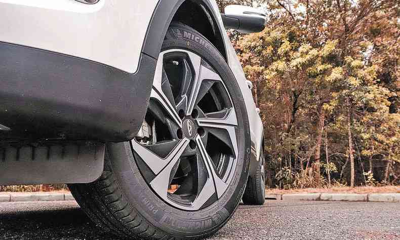 As rodas de liga leve de 18 polegadas tm desenho diferenciado e so caladas com pneus 225/55