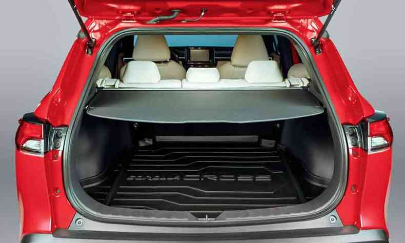 O porta-malas tem capacidade volumtrica de 440 litros(foto: Toyota/Divulgao)