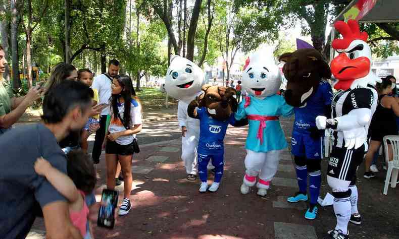 Mascotes no Parque Municipal com as crianas