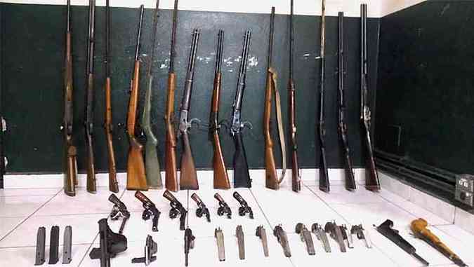 Algumas armas esto com registro vencido e outras sem documentao(foto: Polcia Militar/Divulgao)