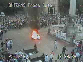 Manifestantes queimam caixes no meio da Avenida Afonso Pena(foto: Reproduo/BHTrans)