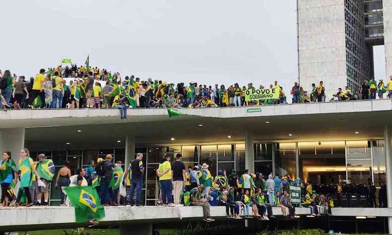 Bolsonaristas invadindo o congresso